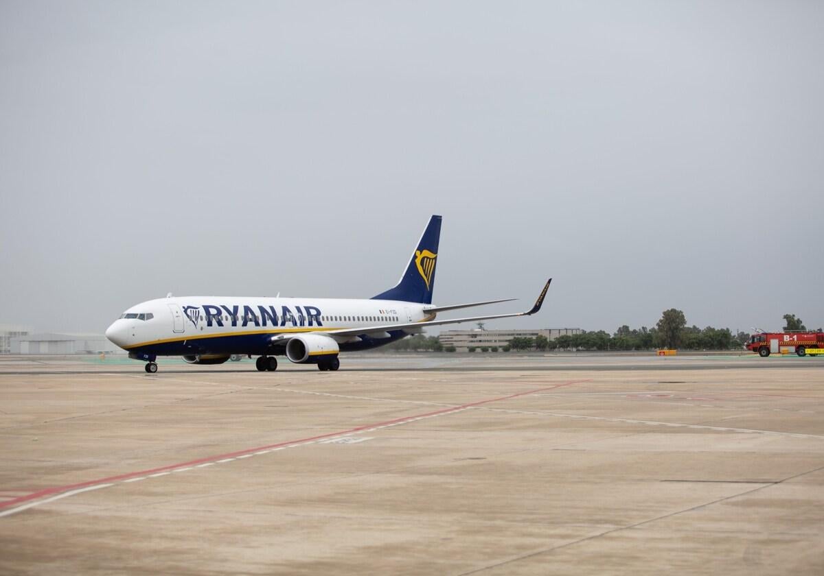 Avión de Ryanair en el aeropuerto de Sevilla