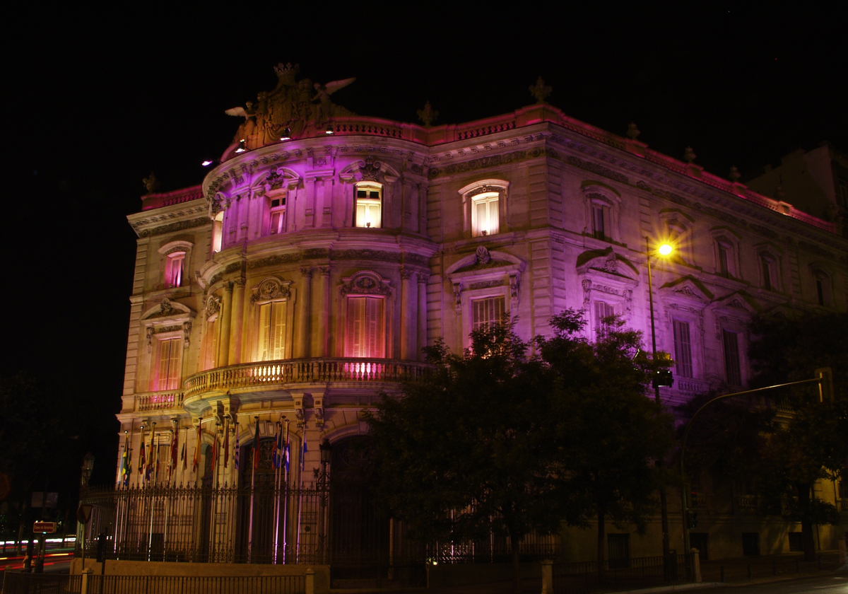 Imagen del Palacio de Linares de noche iluminado, Madrid