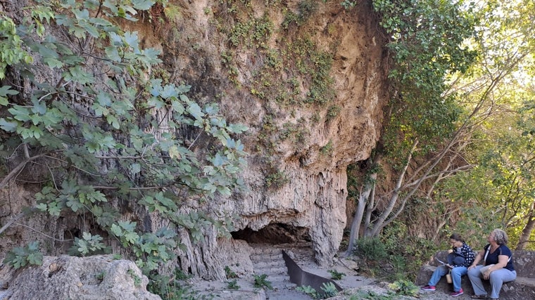 Entrada a una de las oquedades más angostas