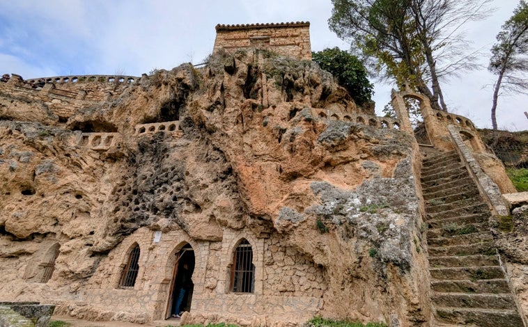 Imagen principal - La pared es de toba, un tipo de roca caliza y porosa, fácil de trabajar. Sobre estas líneas, algunas de las casas de Cívica que todavía están habitadas. A la derecha, el interior de uno de los dos bares excavados por Aurelio.