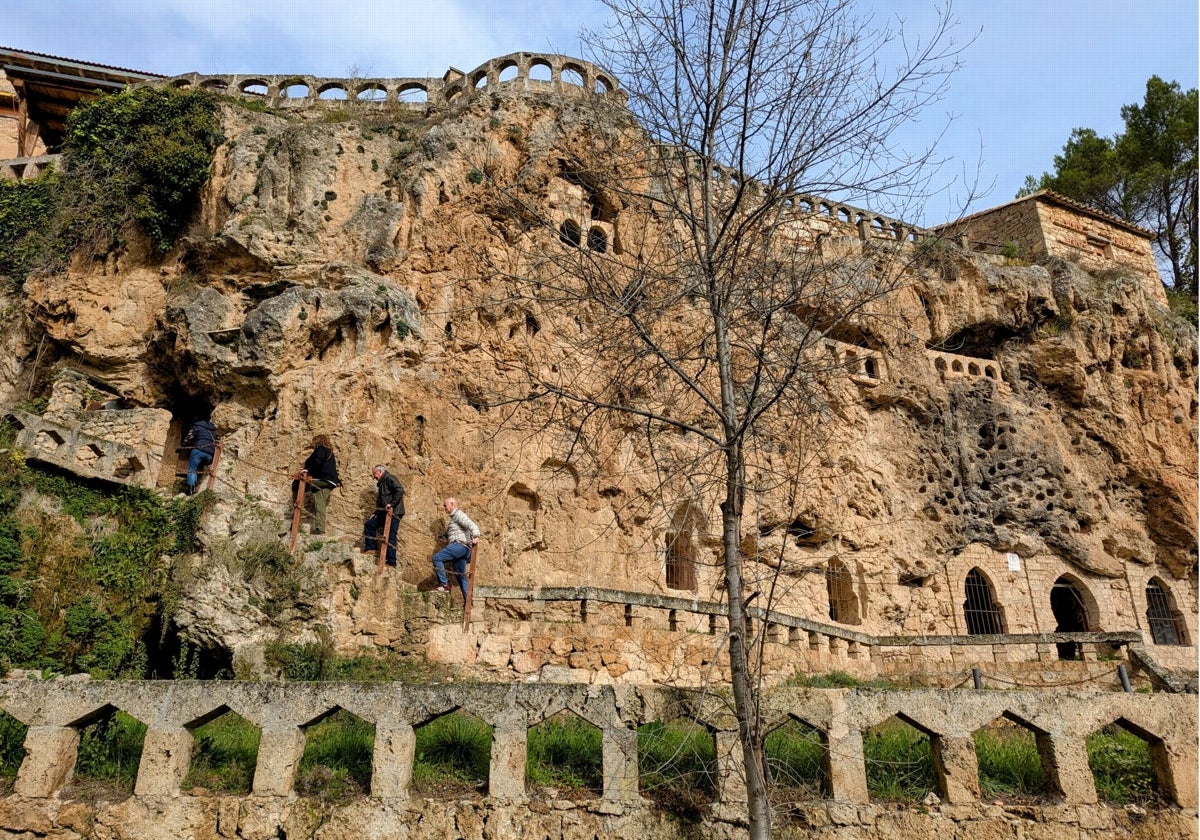 Cuevas excavadas en la roca de Cívica. El caserío, en el que viven una docena de personas, está en la parte superior