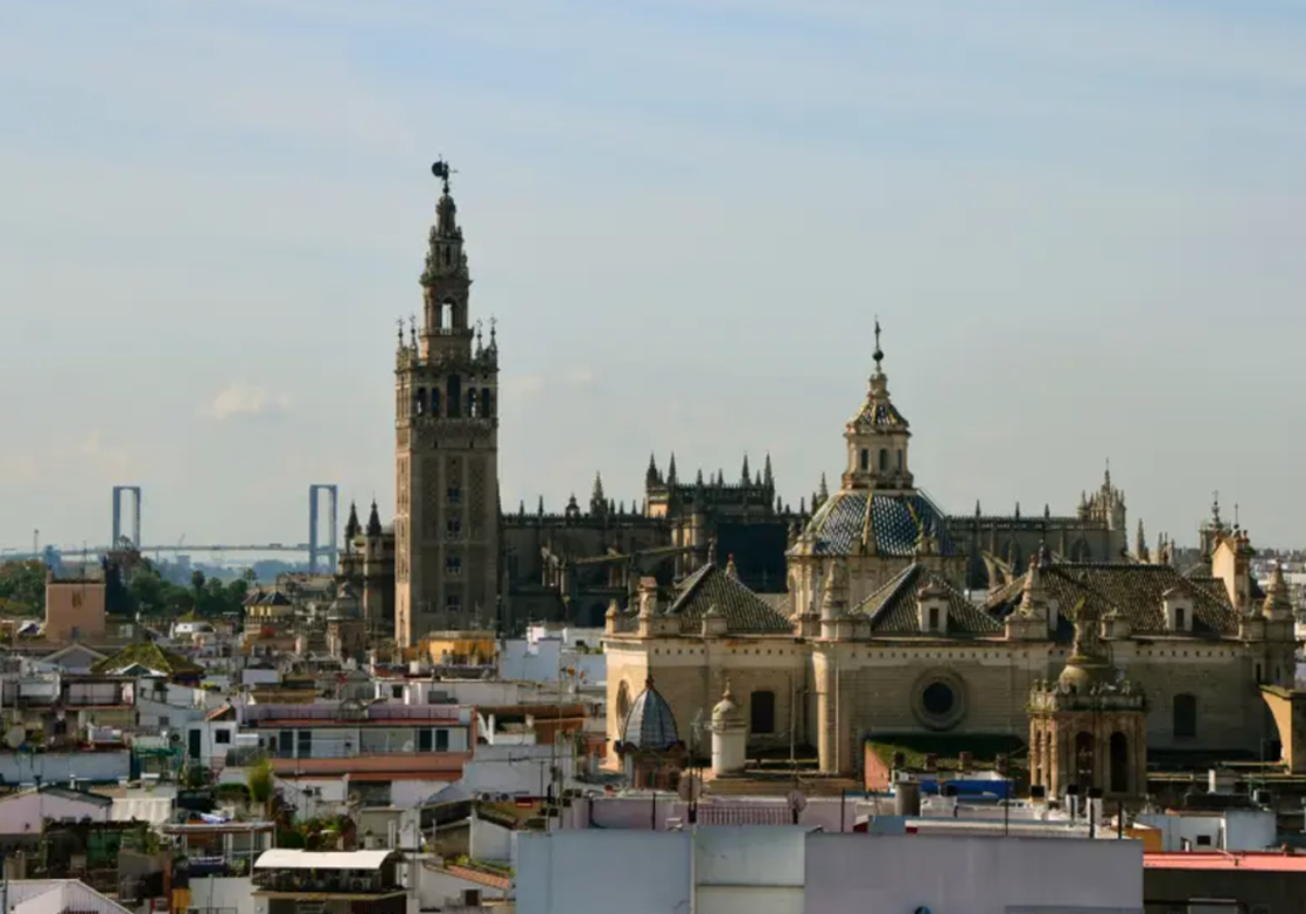 Vista panorámica de la ciudad de Sevilla, en la que destaca la Catedral y la Giralda