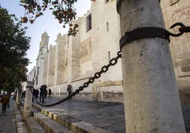 Cadenas que delimitan el perímetro de la Catedral de Sevilla