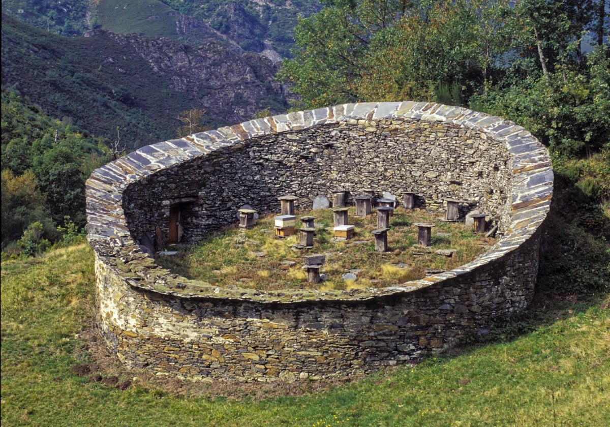 Cortín de piedra y pizarra para proteger las colmenas cerca de Balouta