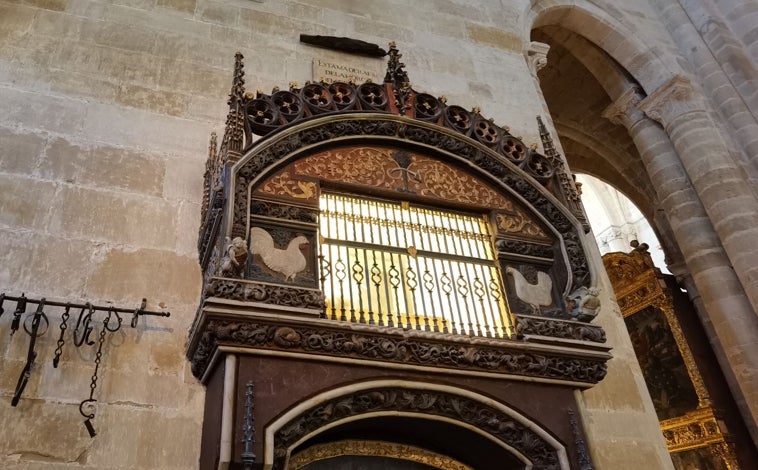 Imagen principal - En la foto superior, Gallinero gótico de la Catedral, recuerdo del 'Milagro de la Gallina'. Junto a estas líneas, las Murallas de Santo Domingo, las más grandes de La Rioja, y la Plaza del Santo, Torre Exenta y Catedral, símbolos Santo Domingo de la Calzada