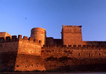 Niebla, un castillo, una muralla y un pasado de leyenda