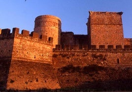 Niebla, un castillo, una muralla y un pasado de leyenda