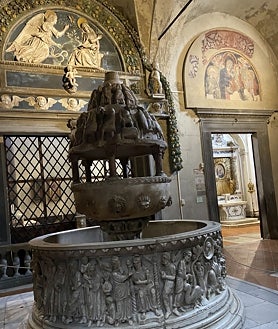 Imagen secundaria 2 - El templo más relevante es la catedral de San Martino (en la foto superior), con su llamativa fachada decorada con columnas. Junto a estas líneas, la Piazza del Anfiteatro, que ocupa el espacio del antiguo anfiteatro romano, y el interior de la Basílica de San Frediano (s.XII)