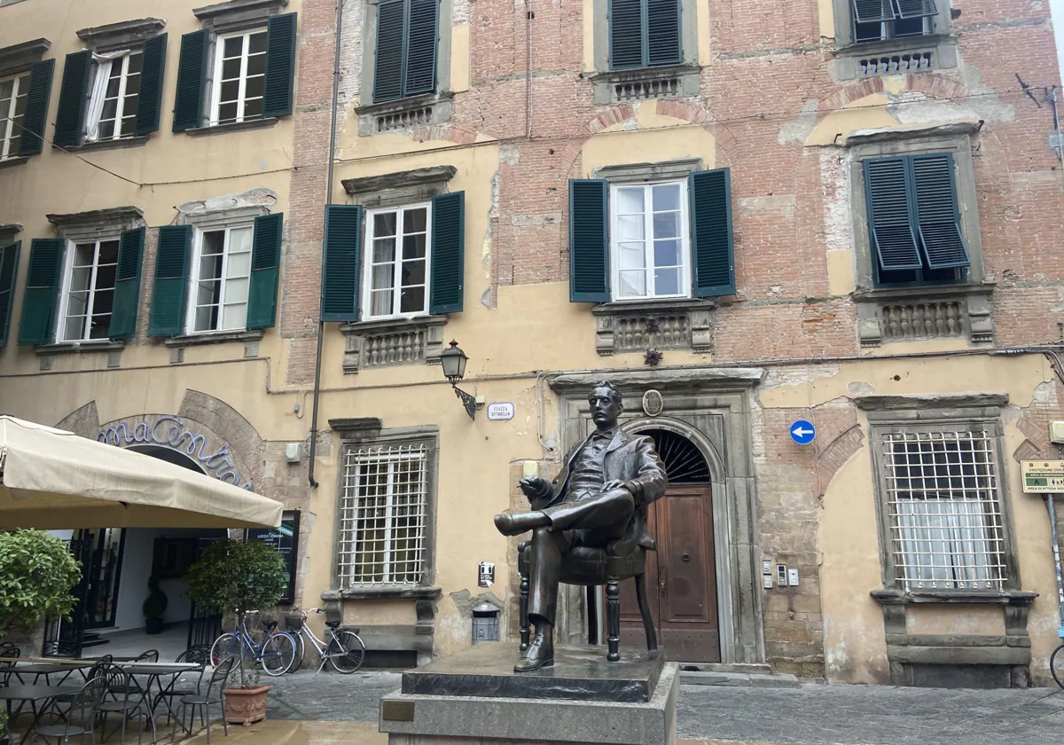 Estatua de Puccini junto a su casa natal