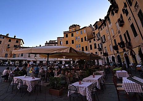 Imagen secundaria 1 - El templo más relevante es la catedral de San Martino (en la foto superior), con su llamativa fachada decorada con columnas. Junto a estas líneas, la Piazza del Anfiteatro, que ocupa el espacio del antiguo anfiteatro romano, y el interior de la Basílica de San Frediano (s.XII)