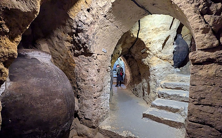 Imagen principal - Las Cuevas Árabes han sido utilizadas desde tiempos inmemoriales para conservar excepcionalmente aceite, vino, aguardiente y todo tipo de alimentos. Fueron también lugar de refugio y vías de huida en tiempos de guerra. A la derecha unos arcos identificados como visigodos.