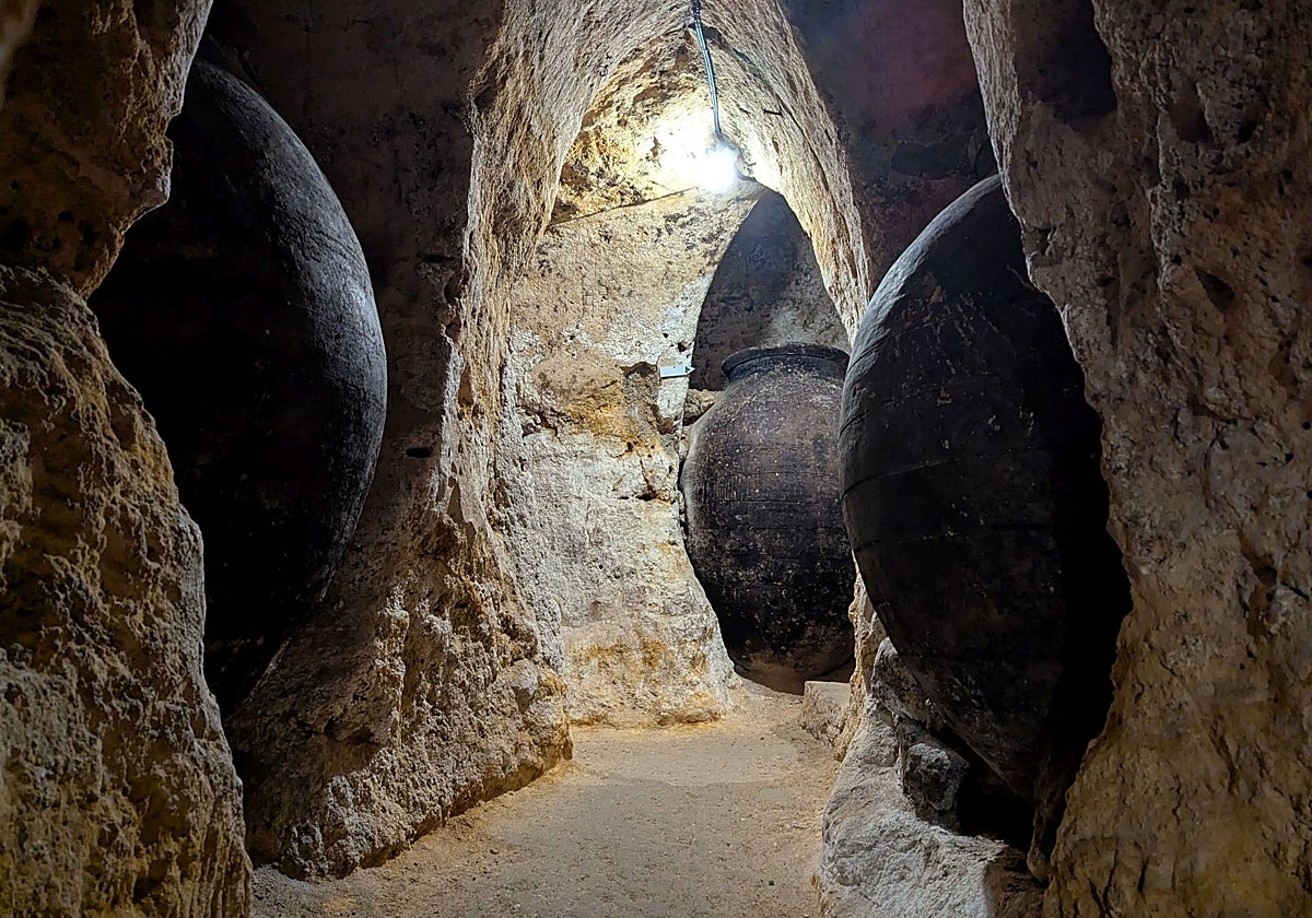 Grandes tinajas en el interior de las cuevas árabes de Brihuega