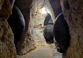 Grandes tinajas en el interior de las cuevas árabes de Brihuega