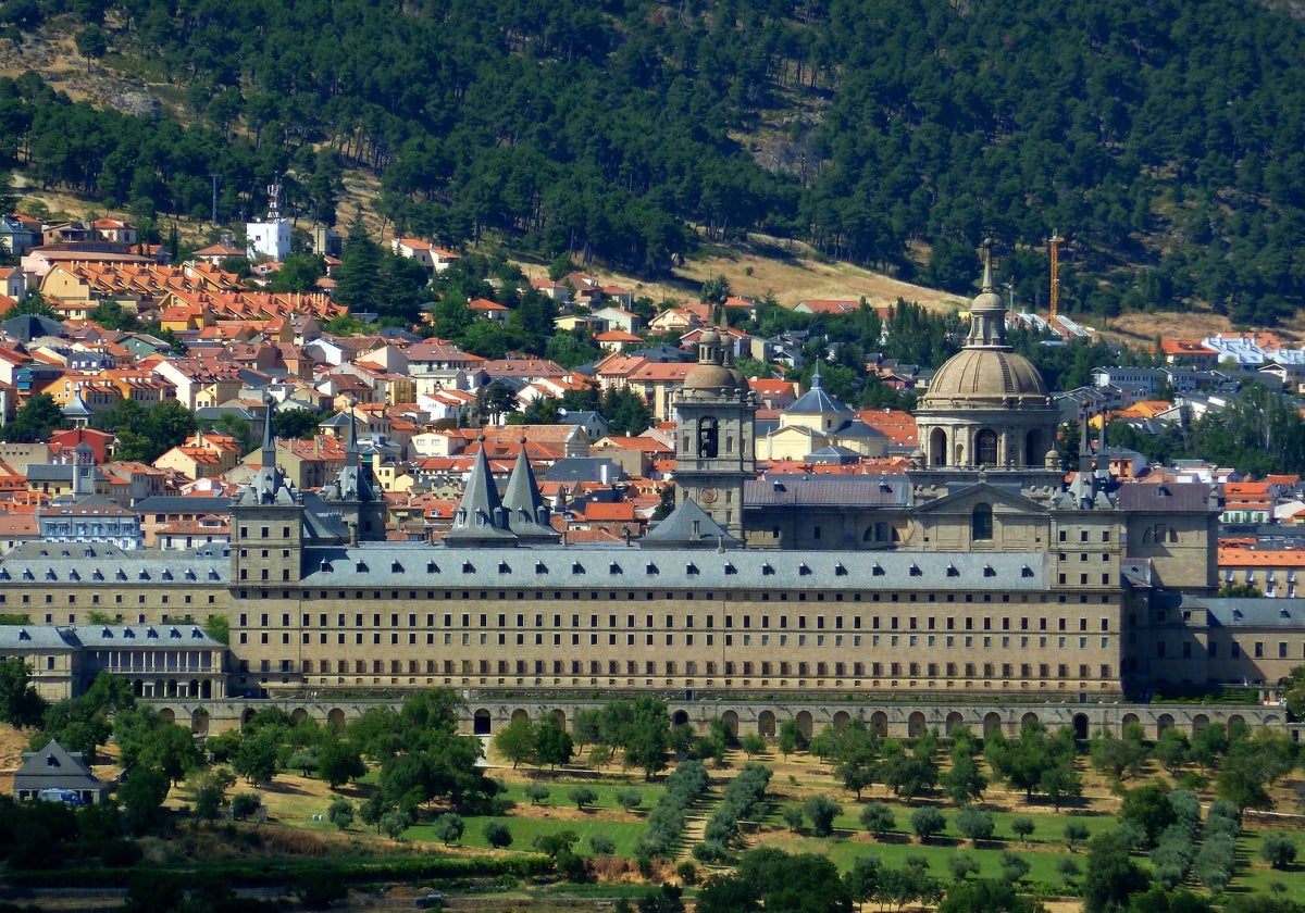 Imagen del Real Monasterio y del pueblo de San Lorenzo de El Escorial