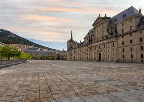 Imagen secundaria 1 - El Real Monasterio de San Lorenzo de El Escorial y una de las plazas de el pueblo