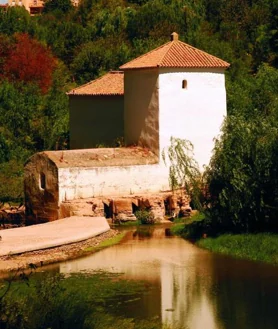 Imagen secundaria 2 - Tres de los molinos que se pueden contemplar en Alcalá de Guadaíra