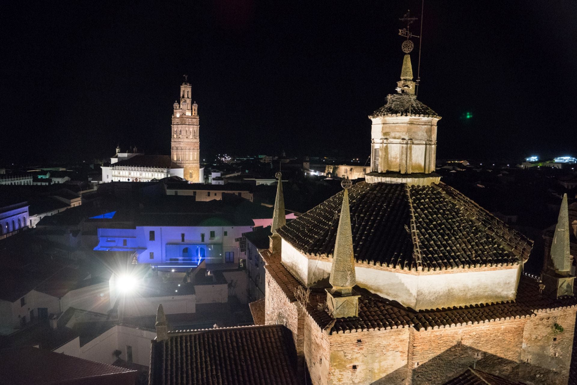 Al sur de Badajoz, a los pies de la Sierra de San Miguel, espera al visitante Llerena, un pueblo con mucho arte bautizado como 'la pequeña Atenas en Extremadura' por la multitud de artistas que, entre los siglos XV y XVII, se vieron atraídos por este mágico lugar. Entre ellos, Zurbarán quien, al terminar su aprendizaje, en 1617, se estableció en Llerena, donde residió más de diez años. Esta riqueza cultural y artística quedó plasmada en su patrimonio con monumentos de diferentes estilos arquitectónicos como el gótico, el mudéjar, el barroco o el renacentista. 