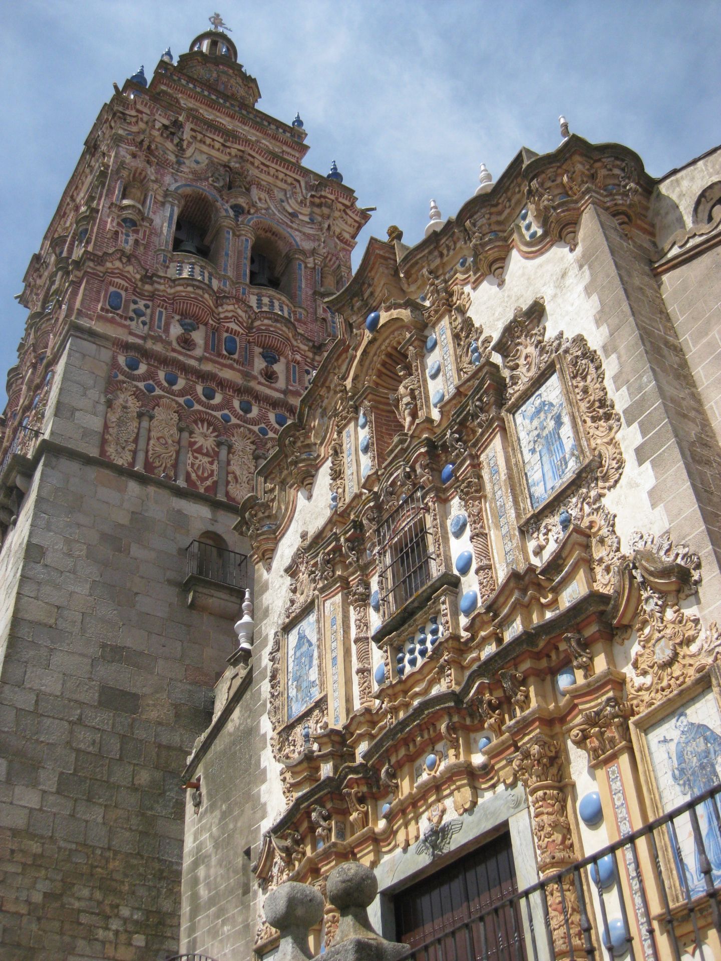 Jerez de los Caballeros (Badajoz), declarado conjunto artístico monumental en 1966, está considerado el centro artístico más importante del barroco extremeño. Su belleza e historia cautivan a todo aquel que la visita. La iglesia gótica de San Bartolomé, del siglo XV; la de Santa María de la Encarnación, a la que se le atribuye un origen visigodo según reza una inscripción tallada en una de sus columnas, los palacios construidos por la nobleza jerezana a partir del siglo XIV, como el de Guzmán Sotomayor, el de los Marqueses de San Fernando o el de Rianzuela, y la casa museo de Vasco Núñez de Balboa son algunas de las paradas básicas. Del legado de la Orden del Temple destacan la muralla, que contaba con seis puertas de las que hoy solo se conservan dos, la de la Villa y la de Burgos , y su alcazaba, una enorme fortaleza cristiana del siglo XIII que ocupa el emplazamiento de una fortificación musulmana anterior de la que destaca su torre del Homenaje, conocida como Torre Sangrienta porque en ella se ajustó a los últimos caballeros templarios. 