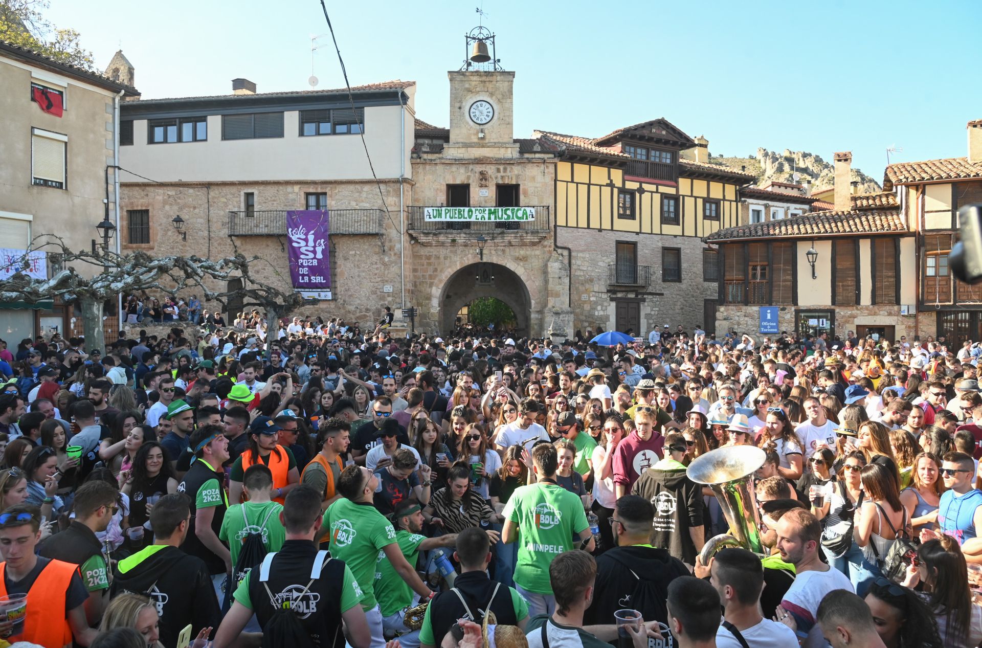 En Poza de la Sal, Burgos, villa medieval que fue famosa por sus salinas, llaman la atención numerosos escudos nobiliarios por calles y plazas, en piedra o madera, que pertenecen -casi todos- a los grandes señores de Poza, los marqueses de Rojas. Destaca la iglesia parroquial, gótica del siglo XIV, con altar Mayor y portada barroca. En la plaza, un mirador sobre toda la comarca de La Bureba y el arco llamado Conjuradero (antigua puerta de la villa), con un balcón, desde el que el sacerdote conjuraba los nubes para alejar las lluvias acompañadas de pedrisco que amenazaban las cosechas y la producción salinera en verano. En la foto, la plaza, llena durante el Festival Nacional de Charangas. Hay otros arcos de este tipo en Villegas (Burgos), Cuenca de Campos (Valladolid) y Cozuelos de Ojeda (Palencia). Las últimas salinas estuvieron funcionando hasta el año 1970. Ahora hay un plan para recuperarlas, entre otras cosas porque son Bien de Interés Cultural. En Poza de la Sal -a 44 km de Burgos- nació el 14 de marzo de 1928 el naturalista Félix Rodríguez de la Fuente.