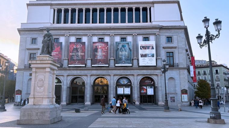 Fachada trasera del Teatro Real y estatua de Isabel II