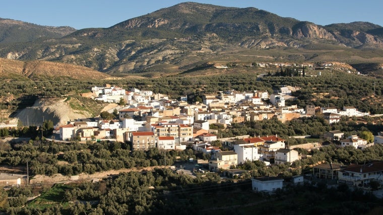 Vista de la localidad de Hinojares, en cuyo término municipal se encuentra este curioso alojamiento