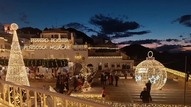 La plaza Nueva de Mojácar con la iluminación extraordinaria de Ferrero Rocher en 2022