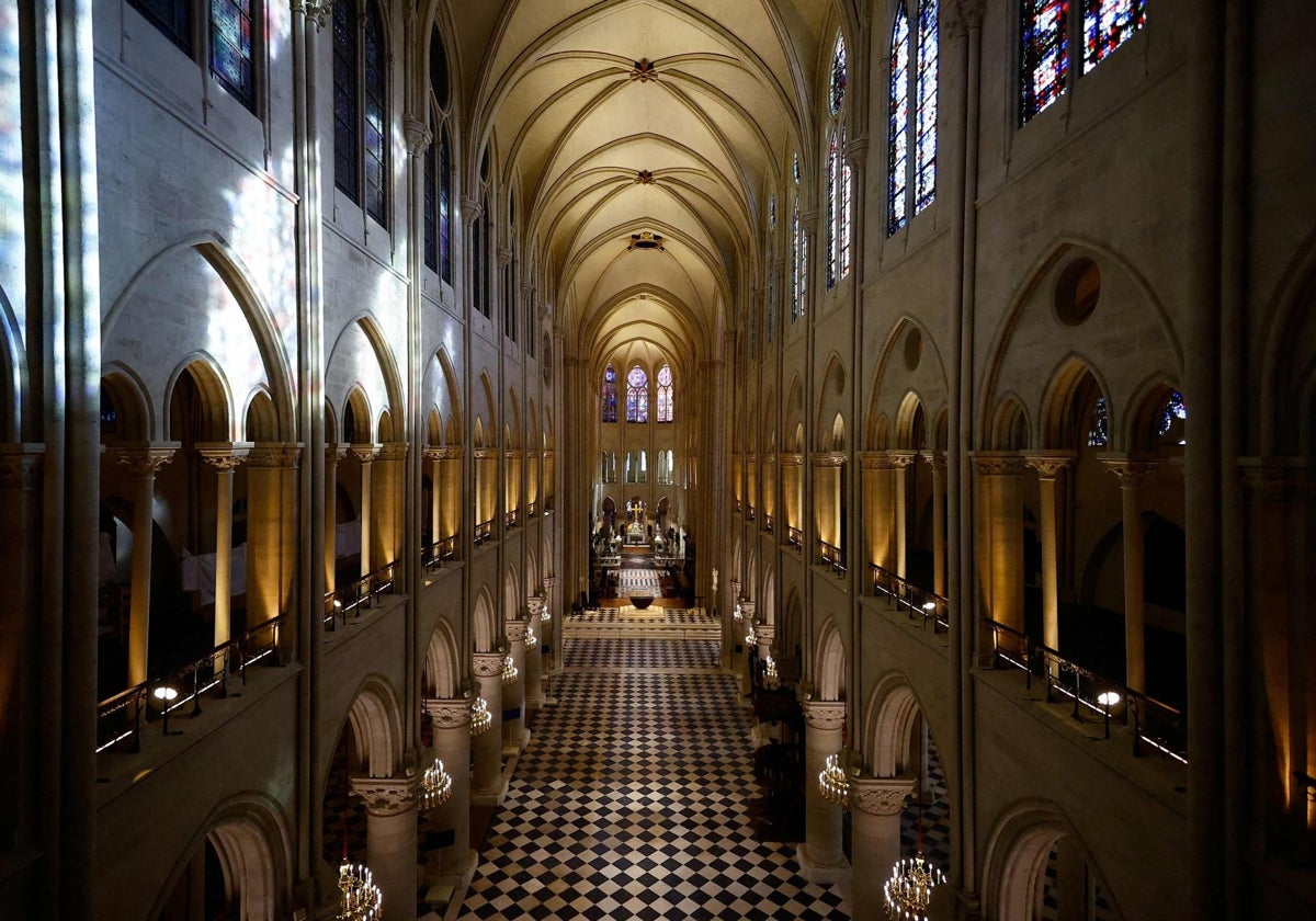 La nave central, las vidrieras, el relicario de Corona de Espinas y el altar mayor de Notre Dame, en París, todo restaurado