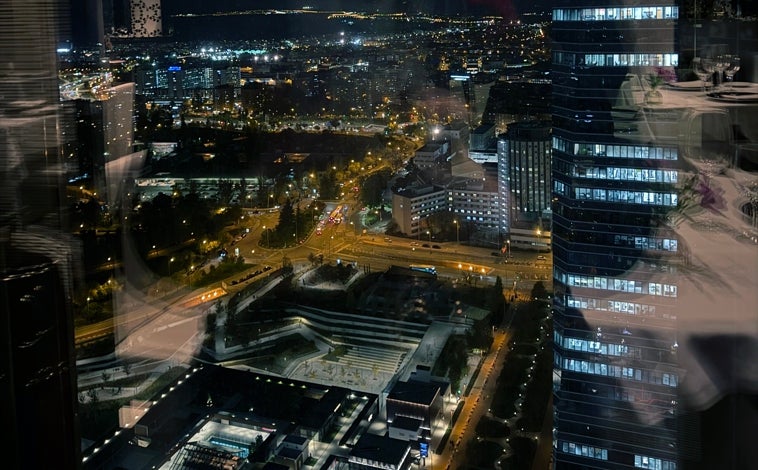 Imagen principal - Vistas nocturnas de Madrid desde el restaurante Volvoreta, salón y mesa montada