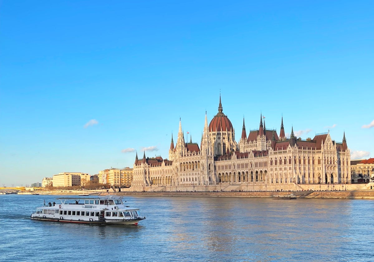 Imagen del Parlamento de Budapest visto desde un barco en el Danubio