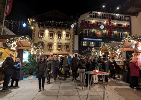 Imagen secundaria 1 - Imágenes del centro histórico de St Gilgen y del mercadillo de St Wolfgang. A la derecha, en St Wolfgang, una de las figuras de gran tamaño que forman parte de la decoración de este pueblo.