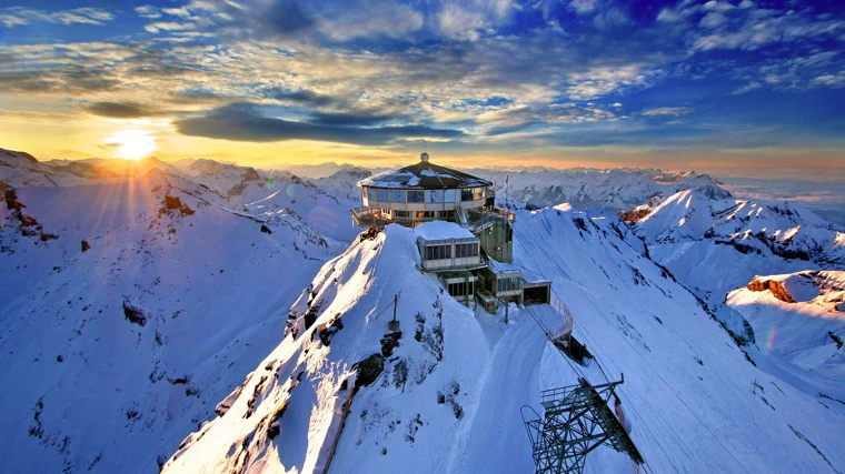 Image of the Piz Gloria restaurant at the top of the Schilthron