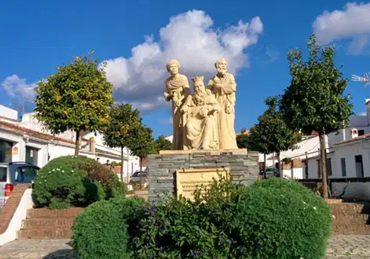 Monumento de piedra dedicado a los tres Reyes Magos en Higuera de la Sierra