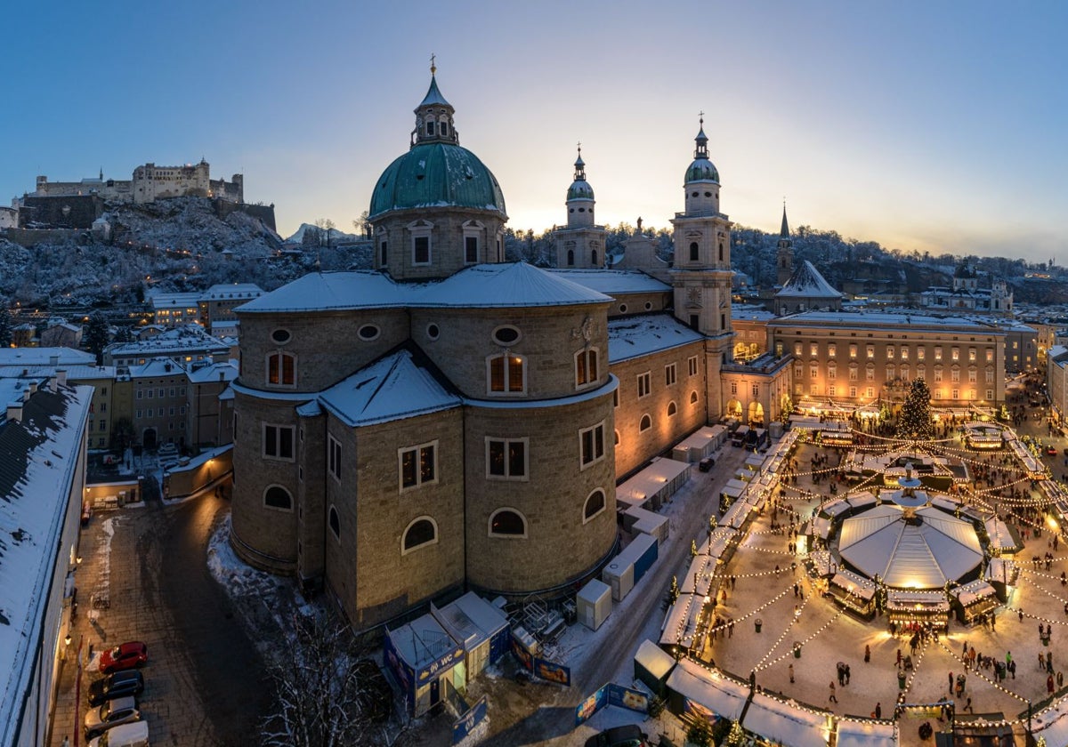 En la imagen, el Salzburger Christkindlmarkt, Residenzplatz y Domplatz, la catedral y, sobre la colina, el castillo de Salzburgo