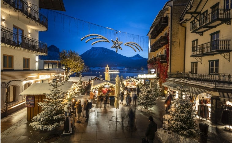 Imagen principal - En la foto superior, el mercado de Navidad de St Wolfgang, junto al lago Wolfgangsee. Junto a estas líneas, el mercadillo de Salzburgo (Salzburger Christkindlmarkt), que acaba de cumplir oficialmente 50 años. A la derecha, el palacio de Hellbrunn, donde luce el mercadillo de Navidad perfecto.