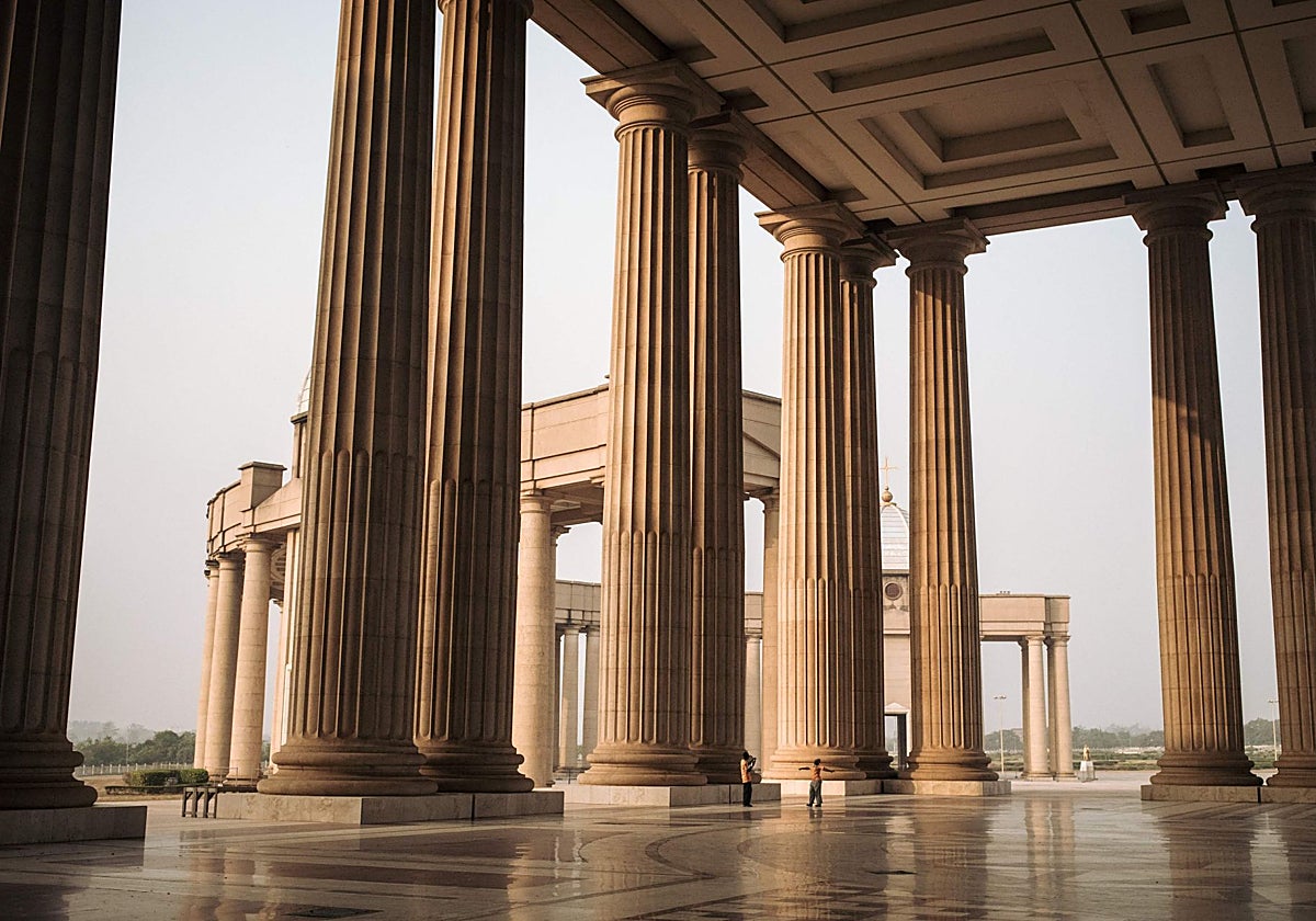 La Basílica de Nuestra Señora de la Paz, ubicada en Yamusukro, Costa de Marfil, ostenta el título iglesia más grande del mundo en términos de superficie