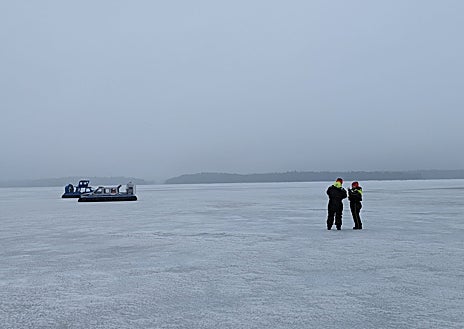 Imagen secundaria 1 - Los excursionistas se visten con un traje de supervivencia naranja, grueso y pesado, que no deja pasar el agua y el frío, se lanzan al agua para experimentar sin riesgos el frío y la enormidad de esta tierra hostil.