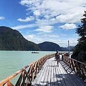 Una persona camina por una pasarela en Caleta Tortel, uno de los últimos pueblos de la Carretera Austral en el sur de Chile