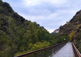 El desconocido sendero por el que pasas por las vías de un antiguo tranvía y un puente colgante