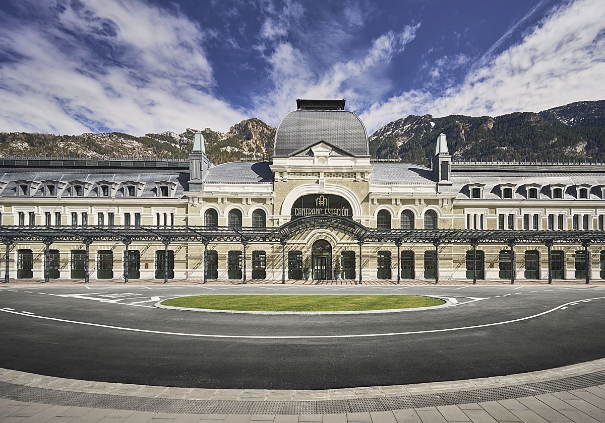 Fachada del edificio Canfranc Estación, desde hace dos años un hotel de lujo del grupo Barceló