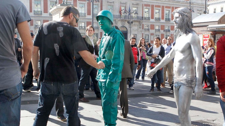 Imagen del rodaje en la Puerta del Sol de la película Las brujas de Zugarramurdi