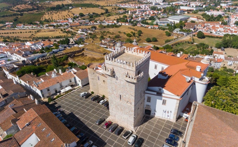 Imagen principal - En la foto superior, Estremoz, la capital gastronómica de la región. Junto a estas líneas, Monsaraz y el restaurante Herdade do Esporao.