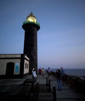 Imagen secundaria 2 - En la foto superior, Alice practica con las mazas en la playa de Cofete. Junto a estas líneas, el faro de Punta Jandía y el cardón de Jandía, arbustos pequeños que parecen cactus, con tallos cubiertos de grandes espinas, símbolo vegetal de Fuerteventura.