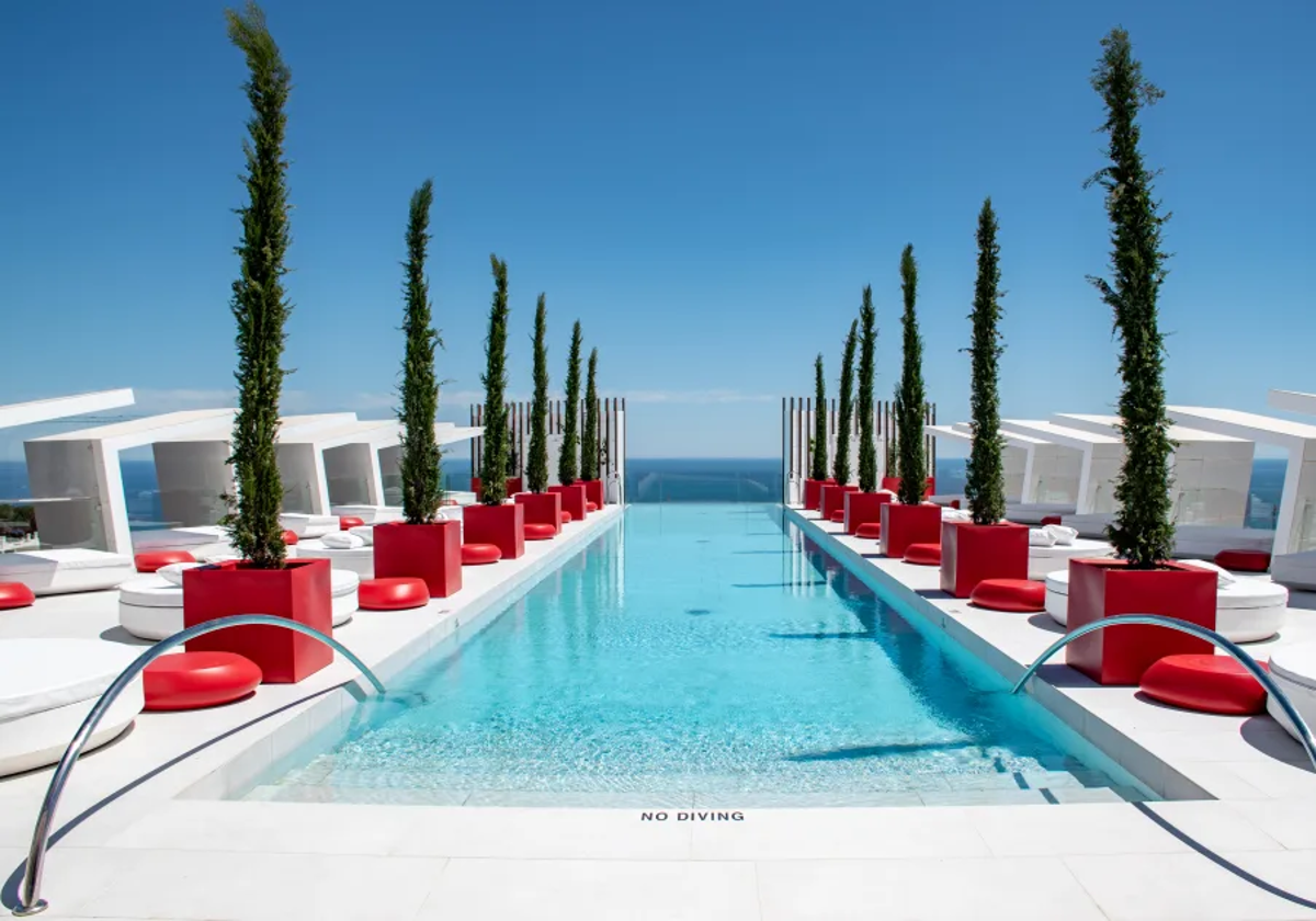 Vista de una de las piscinas del Hotel Higuerón de Fuengirola