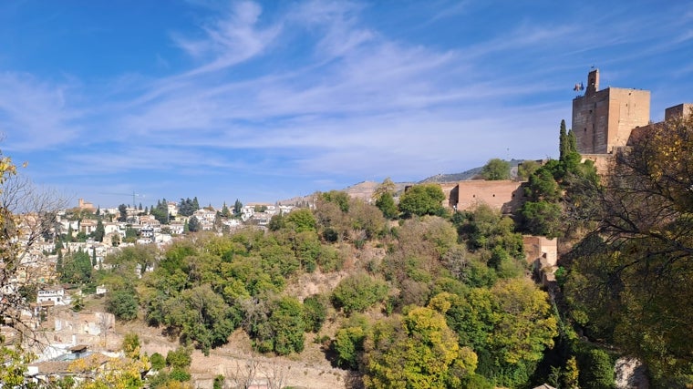 The view of the Alhambra in the foreground and to the left the Albaicín is almost impossible to see in other places in Granada