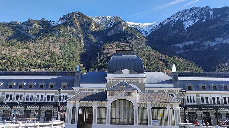 La estación internacional de Canfranc: la historia, el hotel y el lujo del paso que atraviesa los Pirineos