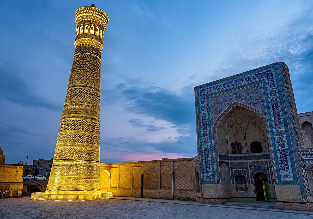 Conjunto Poi Kalyan en Bujará con una mezquita, dos madrasas y un minarete
