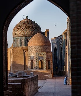 Imagen secundaria 2 - En la foto superior, Gur-e Amir, el mausoleo del conquistador asiático Tamerlán en Samarcanda. Junto a estas líneas, las veinte columnas de la mezquita de Bolo Hauz en Bujará. A la derecha, la necrópolis de Shahi Zinda, en Samarcanda