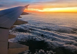 Vuelo de un avión sobre un mar de nubes