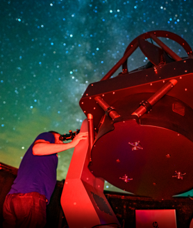 Imagen secundaria 2 - Una de las observaciones nocturnas realizadas en la zona exterior del bosque de cúpulas de Galáctica. El centro cuenta con un recinto museístico de más de 520 metros cuadrados. Una observación con el telescopio GT80
