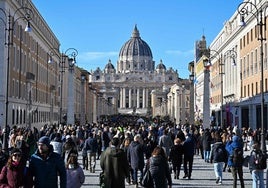 La gente pasea por la Via della Conciliazione, que conduce al Vaticano y a la basílica de San Pedro